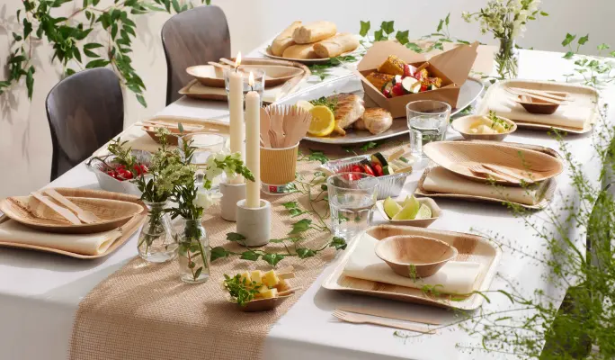 Bord dekkete med diverse engangs produkter i tre